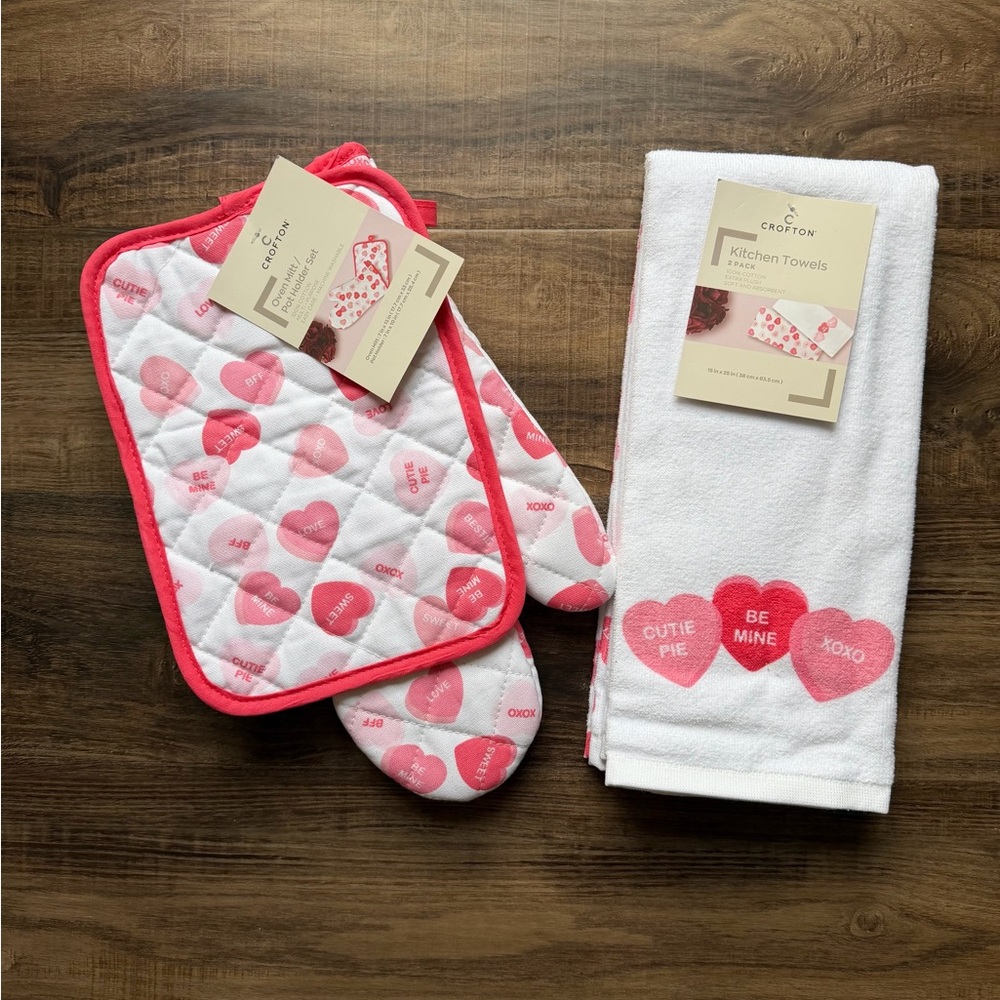 Crofton Valentine Candy Hearts Oven Mitt and Pot Holder with Set of 2 Towels NWT